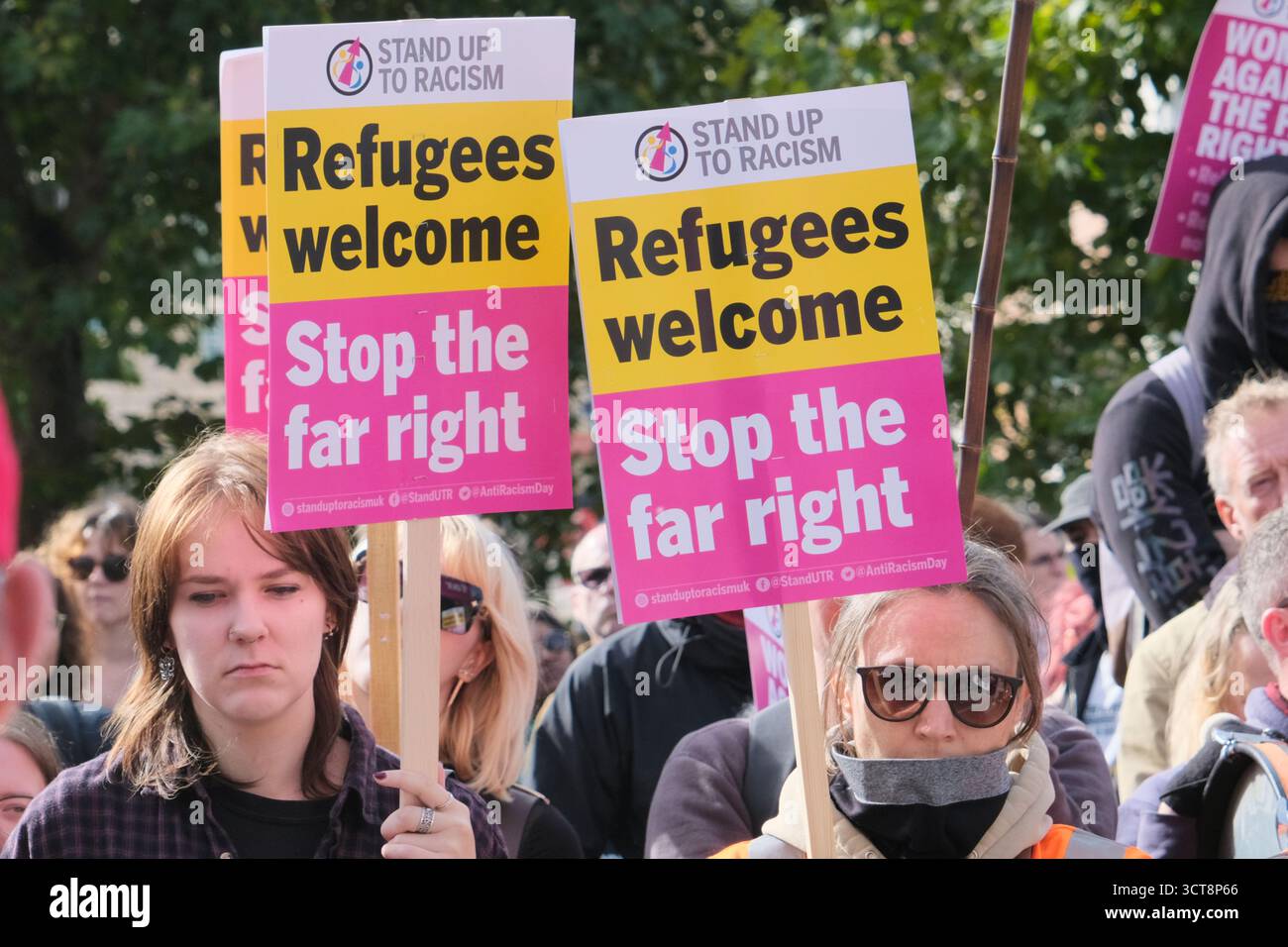 Bristol, Regno Unito. 5 ottobre. I cosiddetti patrioti, con San Giorgio e le bandiere dell'Unione si riuniscono al Cenotafio di Bristol, per protestare contro l'immigrazione. Gli attivisti, molti che si identificano come antifascisti, che credono che migranti e rifugiati debbano essere accolti, hanno organizzato una contro-protesta. Avon e la polizia di Somerset hanno adottato misure per consentire una protesta pacifica, ma intendono tenere tutti al sicuro tenendo separate le due parti. Crediti: JMF News/Alamy Live News Foto Stock
