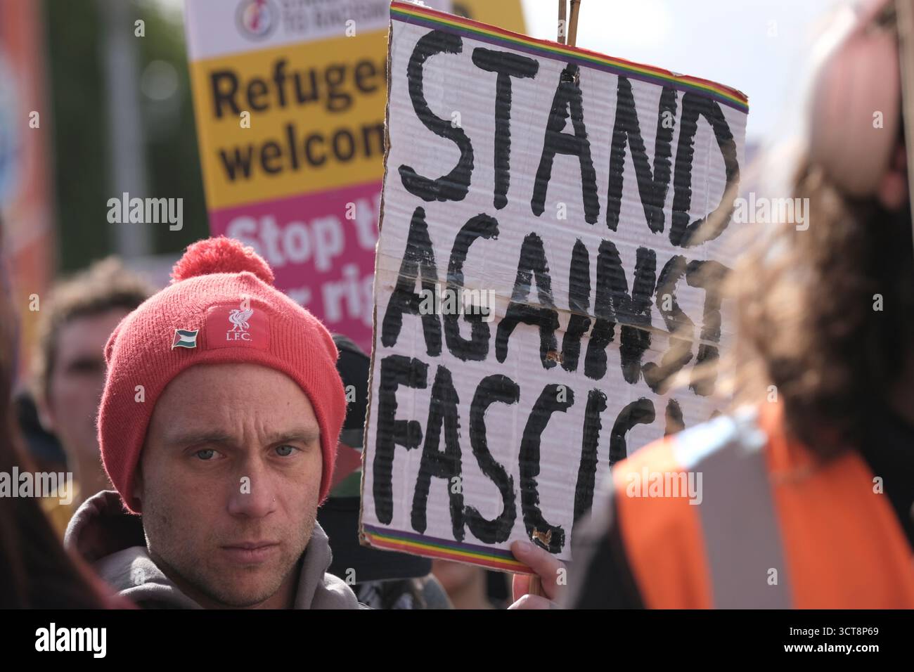 Bristol, Regno Unito. 5 ottobre 2025. I patrioti di destra con le bandiere di San Giorgio e dell'Unione si riuniscono al Cenotafio di Bristol, per protestare contro l'immigrazione. Gli attivisti, molti che si identificano come antifascisti, che credono che migranti e rifugiati debbano essere accolti, hanno organizzato una contro-protesta. Avon e la polizia di Somerset hanno adottato misure per consentire una protesta pacifica, ma intendono tenere tutti al sicuro tenendo separate le due parti. Crediti: JMF News/Alamy Live News Foto Stock