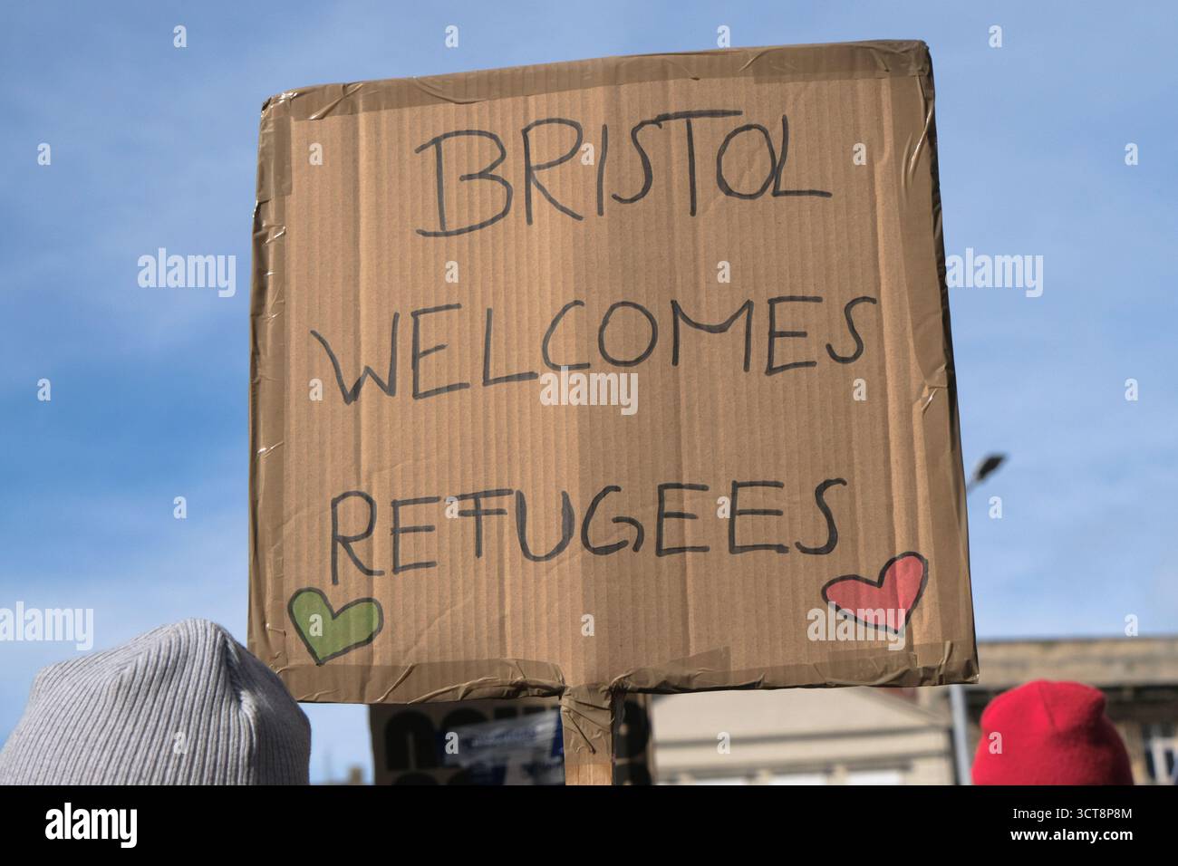 Bristol, Regno Unito. 5 ottobre. I cosiddetti patrioti, con San Giorgio e le bandiere dell'Unione si riuniscono al Cenotafio di Bristol, per protestare contro l'immigrazione. Gli attivisti, molti che si identificano come antifascisti, che credono che migranti e rifugiati debbano essere accolti, hanno organizzato una contro-protesta. Avon e la polizia di Somerset hanno adottato misure per consentire una protesta pacifica, ma intendono tenere tutti al sicuro tenendo separate le due parti. Crediti: JMF News/Alamy Live News Foto Stock
