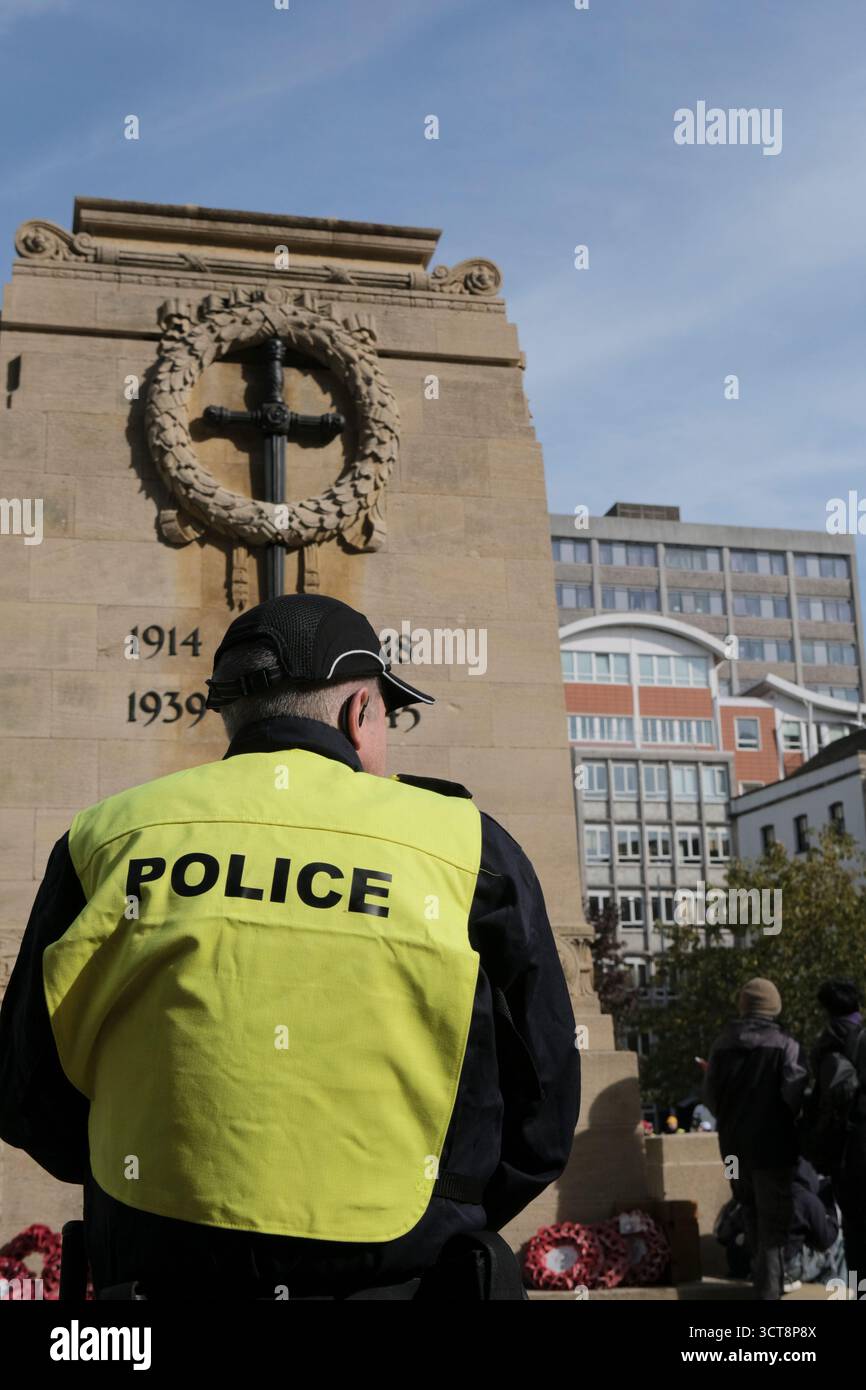 Bristol, Regno Unito. 5 ottobre. I cosiddetti patrioti, con San Giorgio e le bandiere dell'Unione si riuniscono al Cenotafio di Bristol, per protestare contro l'immigrazione. Gli attivisti, molti che si identificano come antifascisti, che credono che migranti e rifugiati debbano essere accolti, hanno organizzato una contro-protesta. Avon e la polizia di Somerset hanno adottato misure per consentire una protesta pacifica, ma intendono tenere tutti al sicuro tenendo separate le due parti. Crediti: JMF News/Alamy Live News Foto Stock