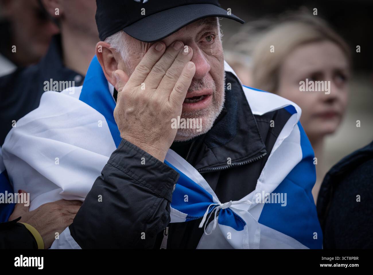 Londra, Regno Unito. 5 ottobre 2025. Gli ebrei britannici, i membri e i sostenitori della comunità israeliana a Londra tengono una veglia a Trafalgar Square per celebrare il secondo anniversario degli attentati del 7 ottobre e piangono le vittime dell’attentato terroristico della sinagoga di Manchester di giovedì. Organizzato dal Consiglio dei deputati e dal Consiglio della leadership ebraica (JLC), il memoriale ha visto i membri della comunità e gli alleati riunirsi nella piazza, riempiendola fino ai gradini della Galleria Nazionale. Crediti: Guy Corbishley/Alamy Live News Foto Stock
