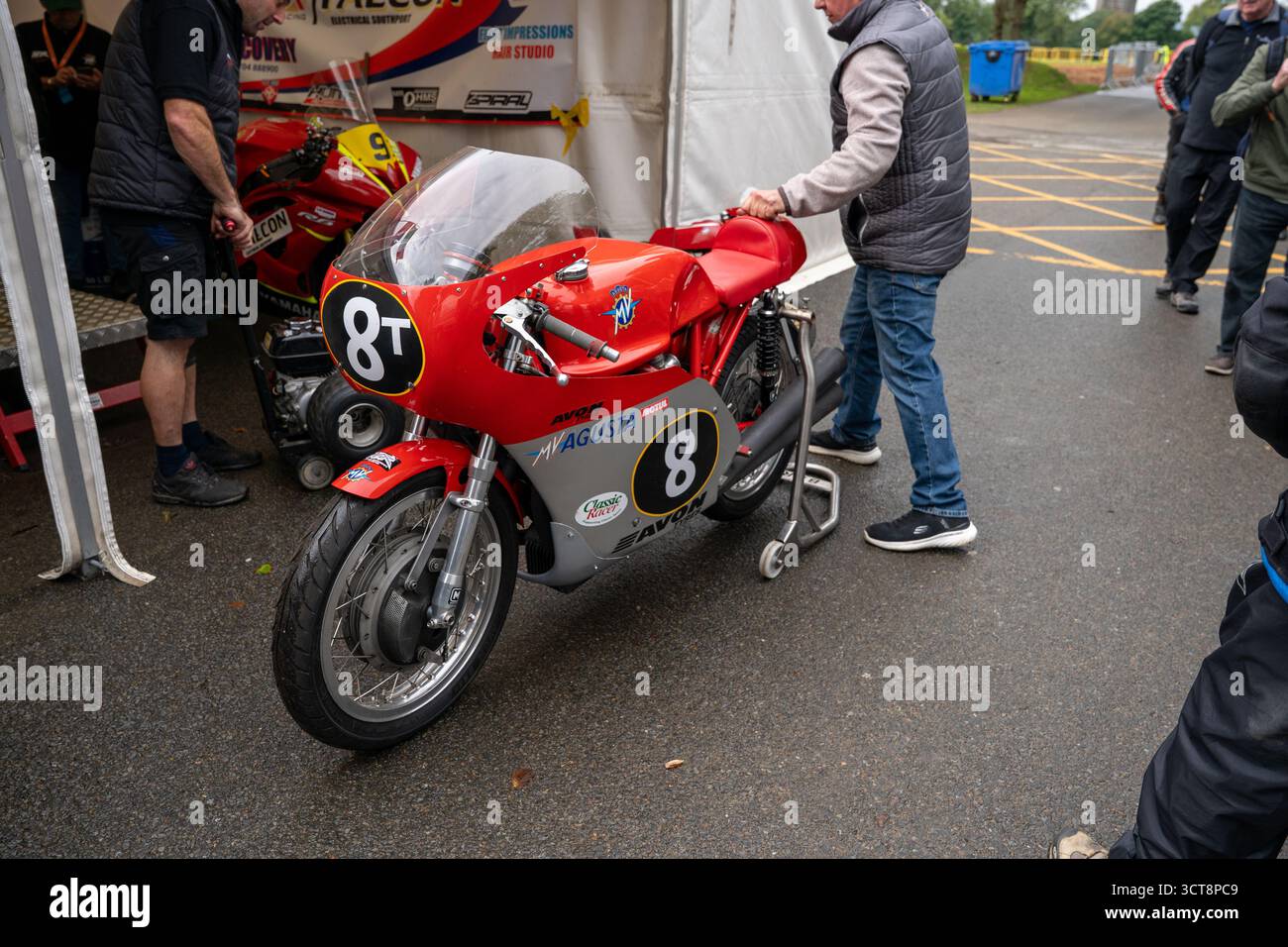 Moto da corsa rossa MV Agusta numero 8 in paddock con meccanica Foto Stock