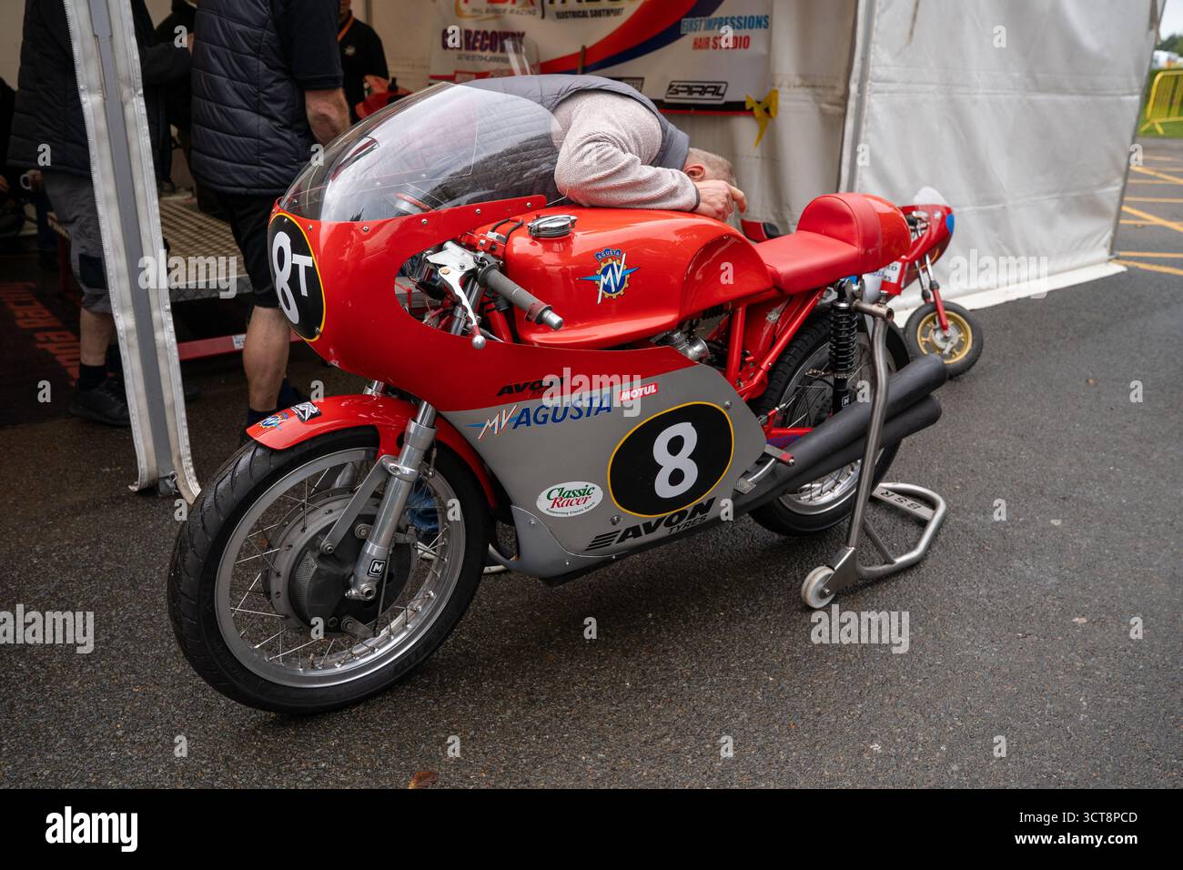 Classica moto da corsa MV Agusta numero 8 in paddock con meccanico Foto Stock