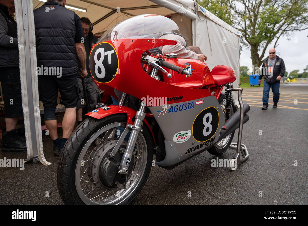 La classica moto da corsa MV Agusta numero 8 in paddock con i membri del team Foto Stock