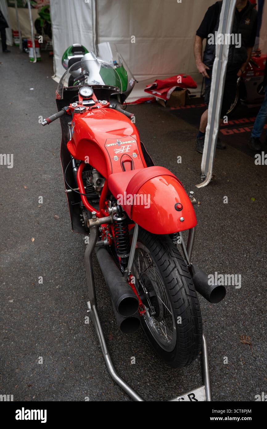 Classica motocicletta rossa da corsa nell'area del paddock all'evento Isle of Man TT Foto Stock