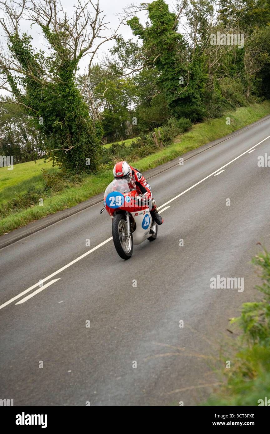 Classico pilota motociclistico numero 29 su strada di campagna durante la gara dell'Isola di Man Foto Stock