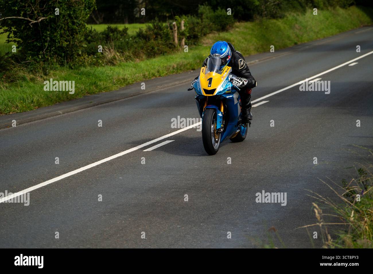 Moto da corsa su strada di campagna durante la sessione di allenamento TT dell'Isola di Man Foto Stock