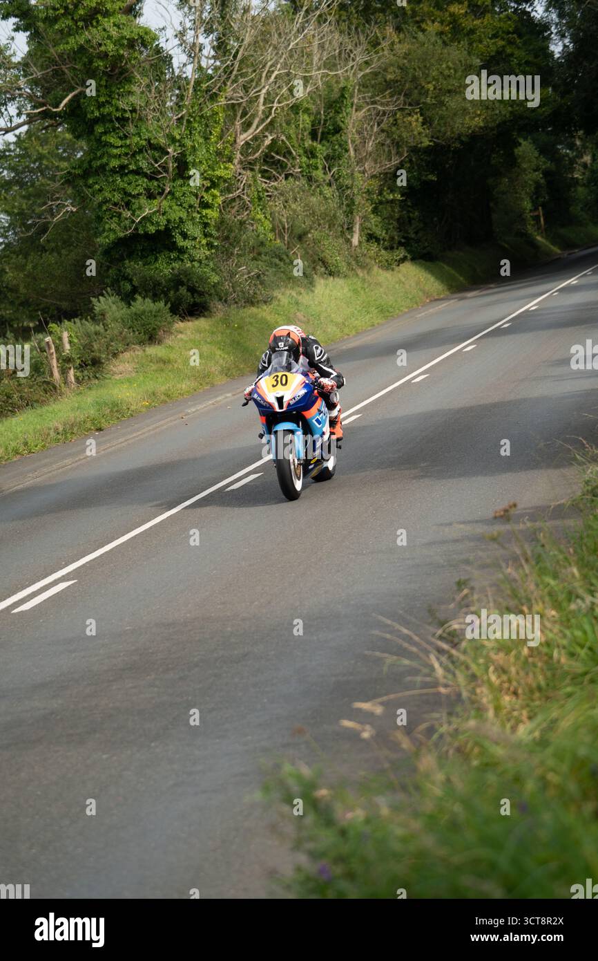 Moto da corsa numero 30 su strada di campagna durante le gare TT dell'Isola di Man Foto Stock