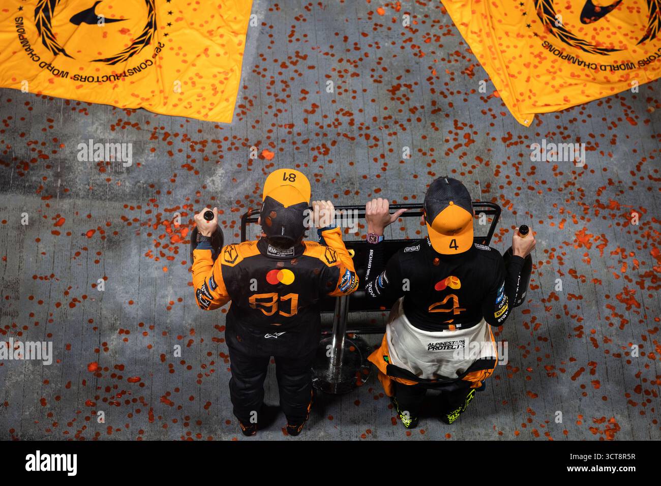 McLaren F1 Team, 2025 costruttori campioni del mondo, PIASTRI Oscar (aus), McLaren F1 Team MCL39, ritratto, NORRIS Lando (gbr), McLaren F1 Team MCL39, ritratto durante il Gran Premio di Formula 1 2025 di Singapore, 18° round del Campionato del mondo di Formula 1 2025 dal 3 al 5 ottobre 2025 sul Marina Bay Street Circuit, a Singapore Foto Stock