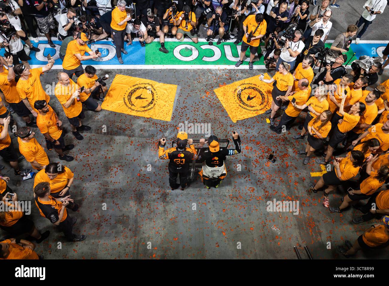 McLaren F1 Team, 2025 costruttori campioni del mondo, PIASTRI Oscar (aus), McLaren F1 Team MCL39, ritratto, NORRIS Lando (gbr), McLaren F1 Team MCL39, ritratto durante il Gran Premio di Formula 1 2025 di Singapore, 18° round del Campionato del mondo di Formula 1 2025 dal 3 al 5 ottobre 2025 sul Marina Bay Street Circuit, a Singapore Foto Stock