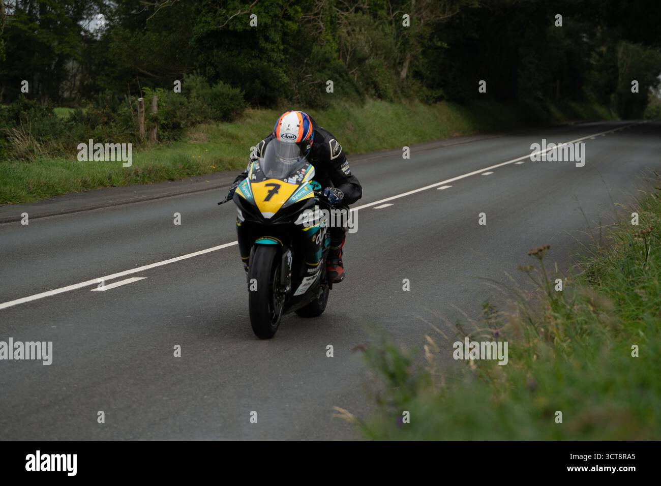 Pilota motociclistico su strada di campagna durante le gare TT dell'Isola di Man Foto Stock