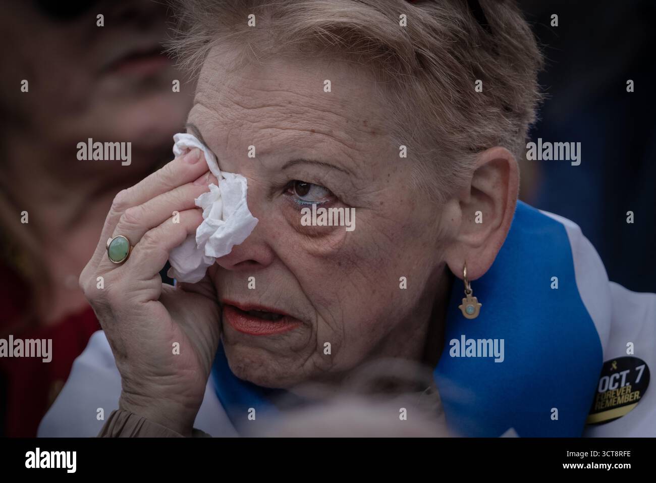 Londra, Regno Unito. 5 ottobre 2025. Gli ebrei britannici, i membri e i sostenitori della comunità israeliana a Londra tengono una veglia a Trafalgar Square per celebrare il secondo anniversario degli attentati del 7 ottobre e piangono le vittime dell’attentato terroristico della sinagoga di Manchester di giovedì. Organizzato dal Consiglio dei deputati e dal Consiglio della leadership ebraica (JLC), il memoriale ha visto i membri della comunità e gli alleati riunirsi nella piazza, riempiendola fino ai gradini della Galleria Nazionale. Crediti: Guy Corbishley/Alamy Live News Foto Stock