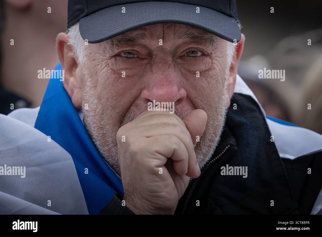 Londra, Regno Unito. 5 ottobre 2025. Gli ebrei britannici, i membri e i sostenitori della comunità israeliana a Londra tengono una veglia a Trafalgar Square per celebrare il secondo anniversario degli attentati del 7 ottobre e piangono le vittime dell’attentato terroristico della sinagoga di Manchester di giovedì. Organizzato dal Consiglio dei deputati e dal Consiglio della leadership ebraica (JLC), il memoriale ha visto i membri della comunità e gli alleati riunirsi nella piazza, riempiendola fino ai gradini della Galleria Nazionale. Crediti: Guy Corbishley/Alamy Live News Foto Stock