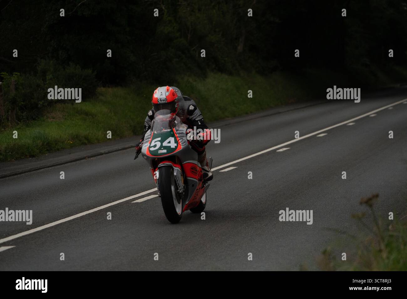 Moto da corsa numero 64 sul circuito stradale dell'Isola di Man Foto Stock