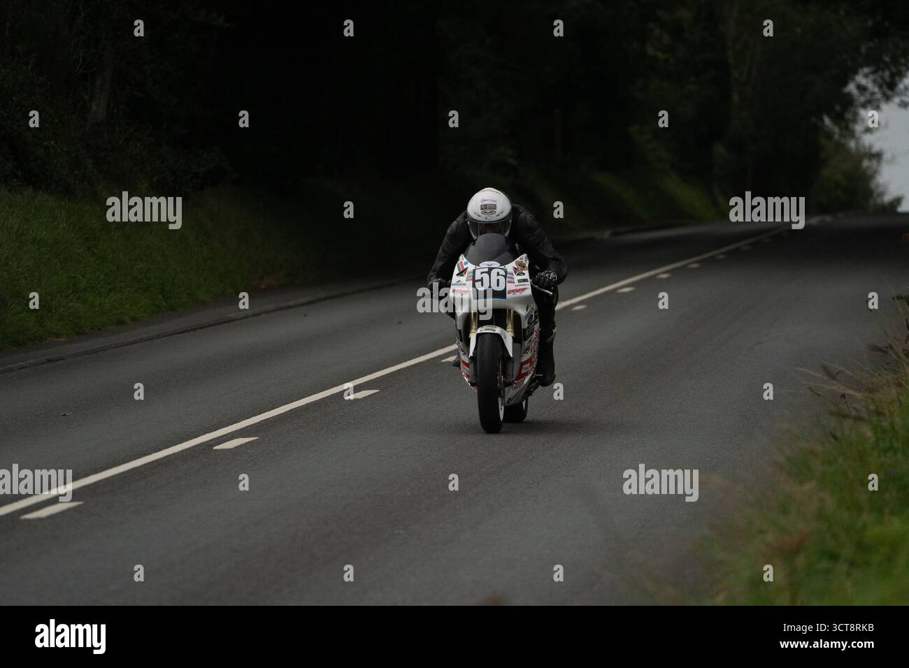 Gare motociclistiche numero 56 su strada di campagna durante le gare TT dell'Isola di Man Foto Stock
