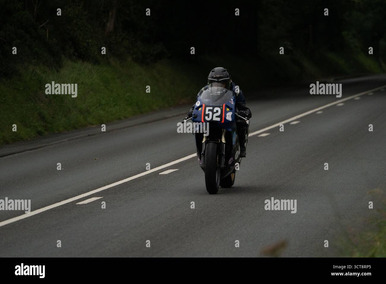 Moto da corsa numero 52 sul campo TT dell'Isola di Man Foto Stock