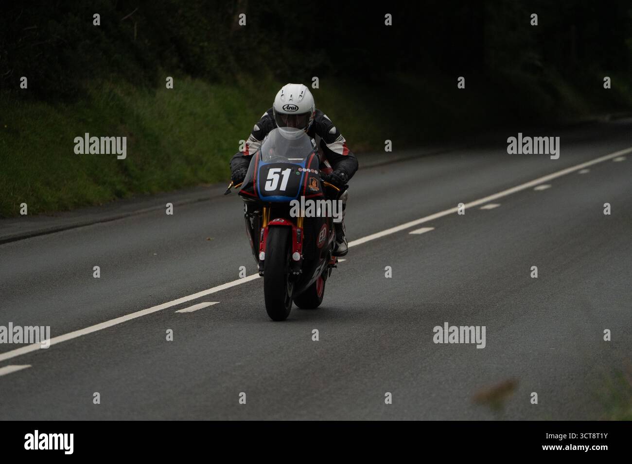 Motociclista numero 51 sul campo TT dell'Isola di Man con casco bianco e pelli Foto Stock