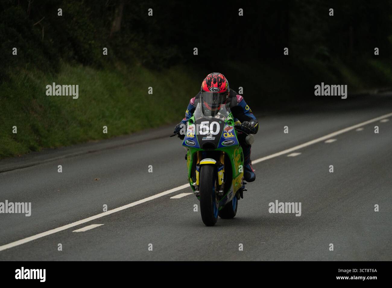 Moto da corsa numero 50 sul campo TT dell'Isola di Man con pilota in azione Foto Stock