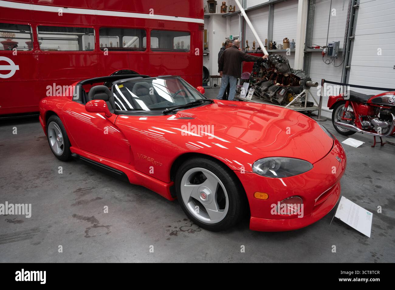 Auto sportiva Red Dodge Viper nel garage del museo dei veicoli d'epoca Foto Stock