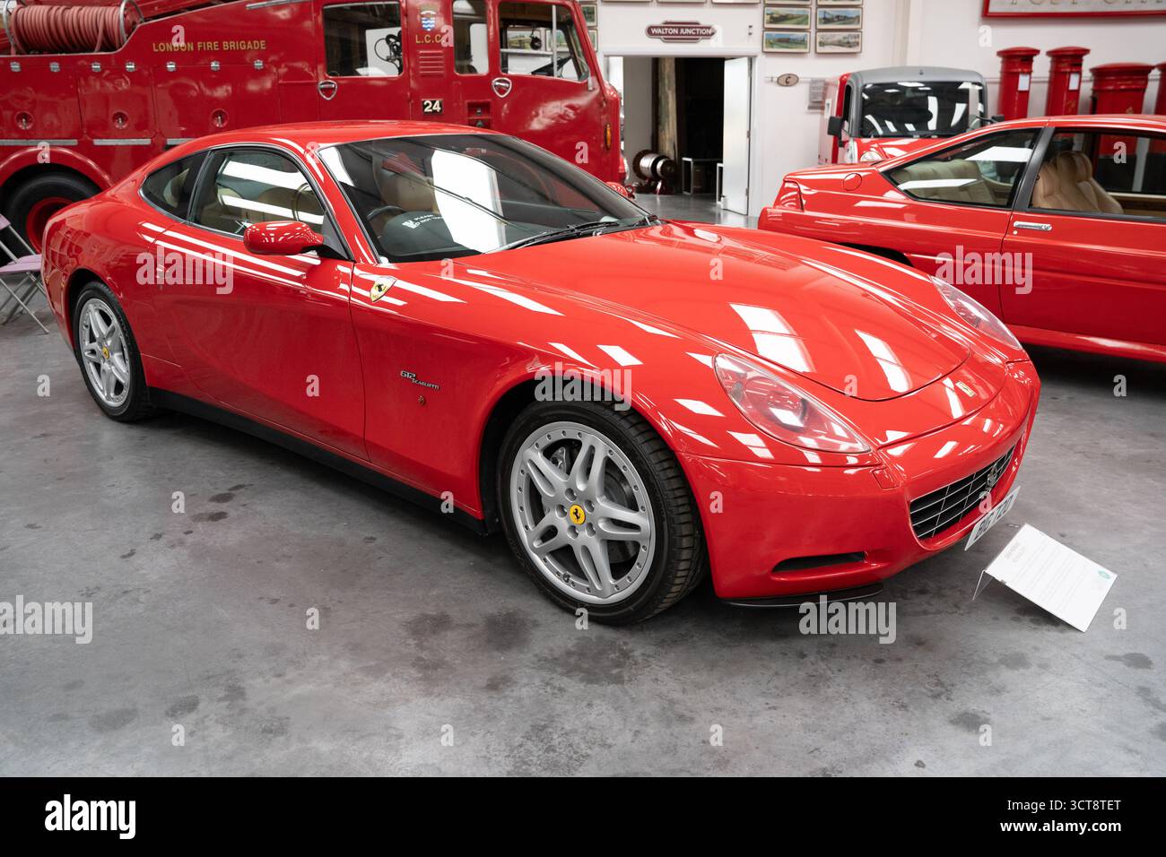 Auto sportiva rossa Ferrari esposta nel museo dei motori d'epoca con i classici motori antincendio Foto Stock