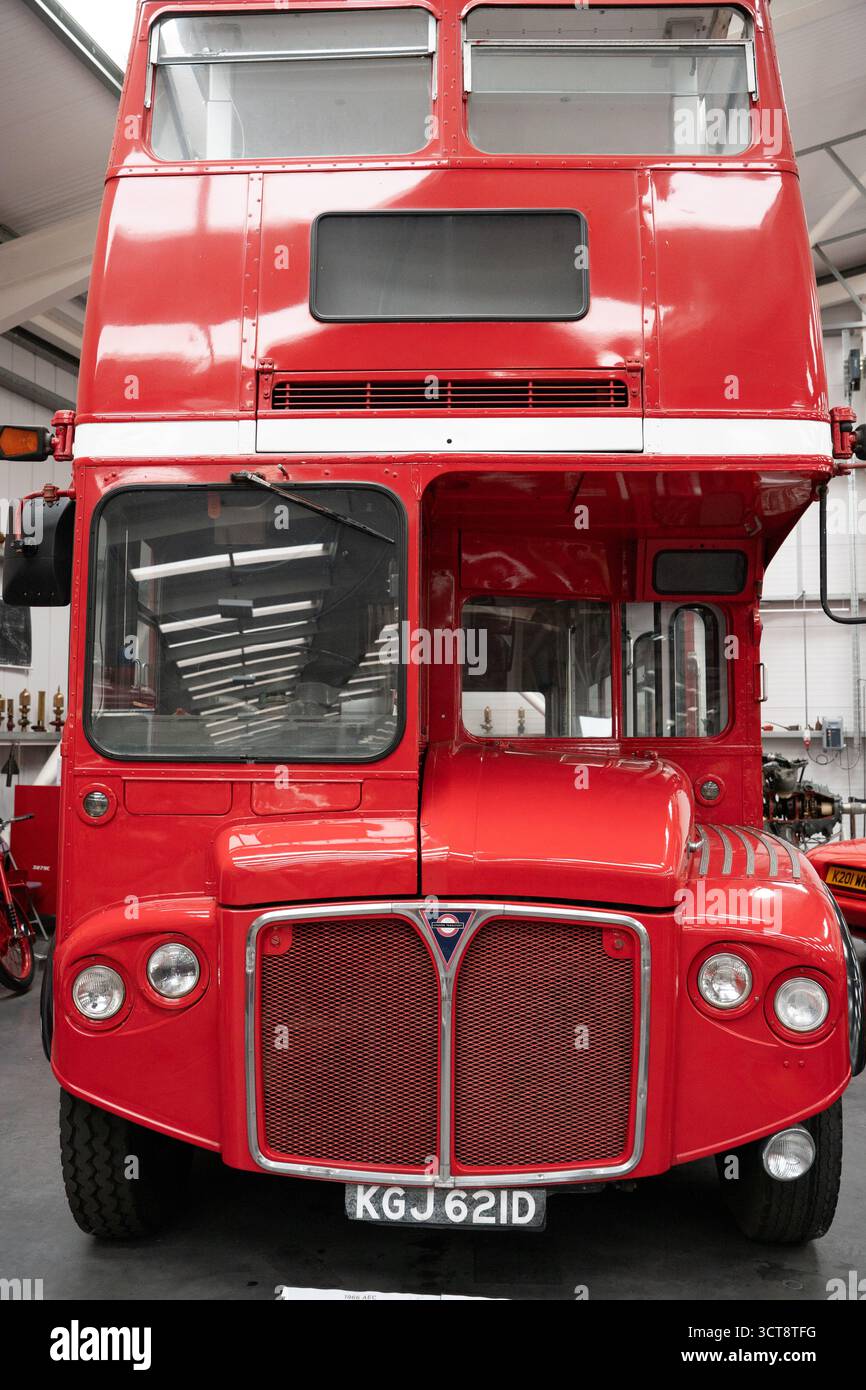 Classico autobus rosso a due piani in officina che mostra la vista frontale con registrazione KGJ 621D. Foto Stock