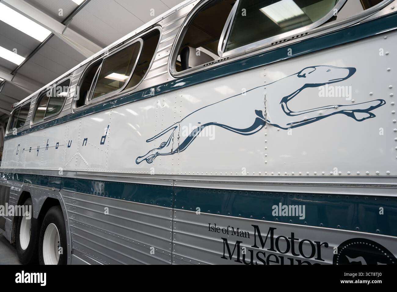 Autobus Greyhound classico con logo del cane da corsa al museo dell'Isle of Man Motor Foto Stock