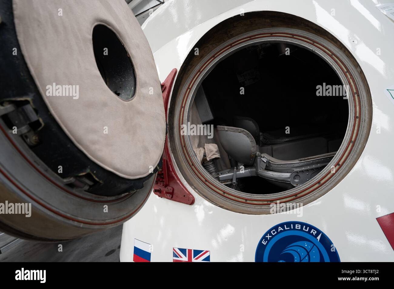 Capsula del veicolo spaziale aperta che mostra l'interno con bandiere russe e britanniche visibili Foto Stock