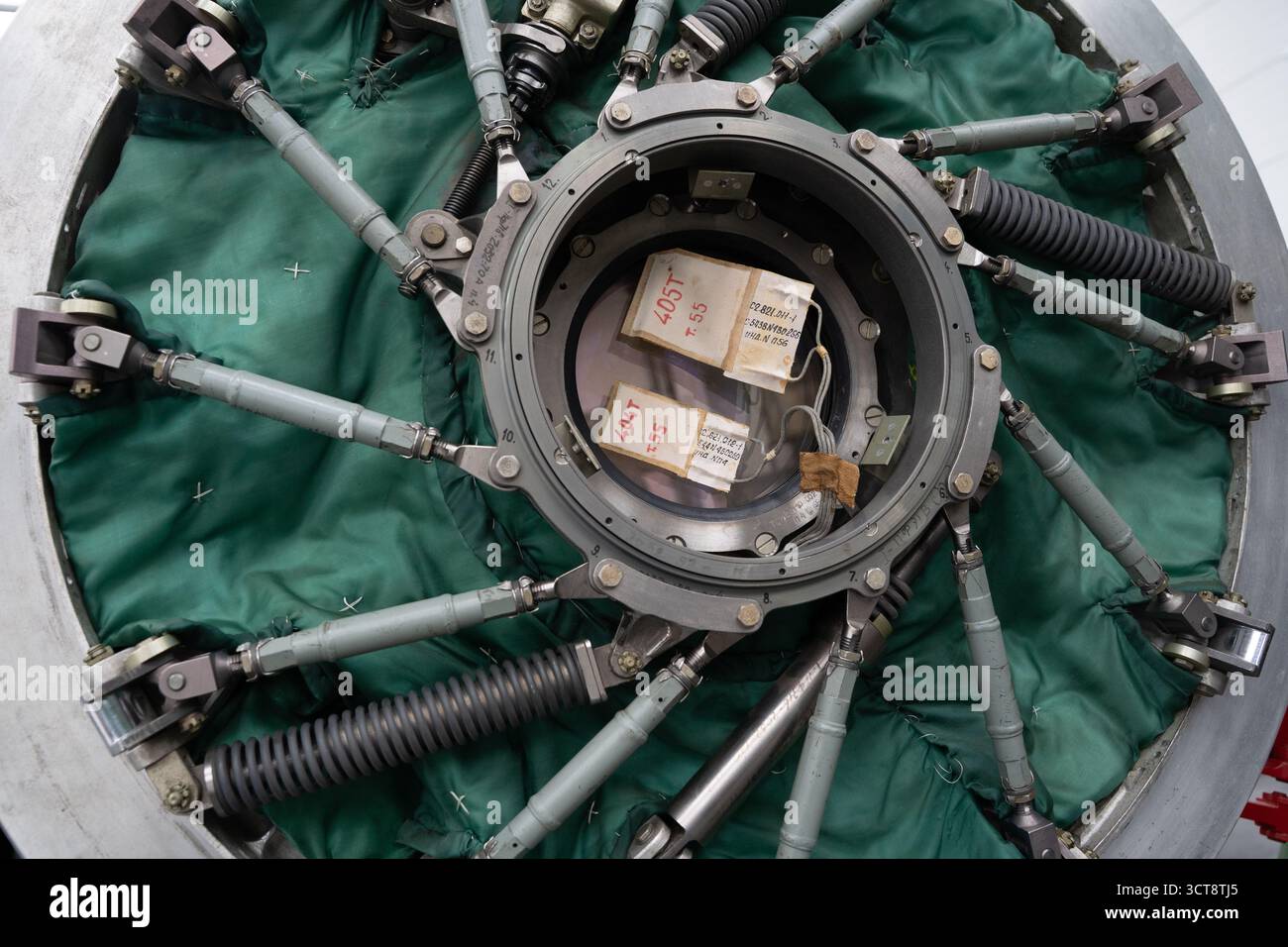 L'interno della navicella spaziale è dotato di attrezzature scientifiche e imbottitura verde sull'Isola di Man Foto Stock