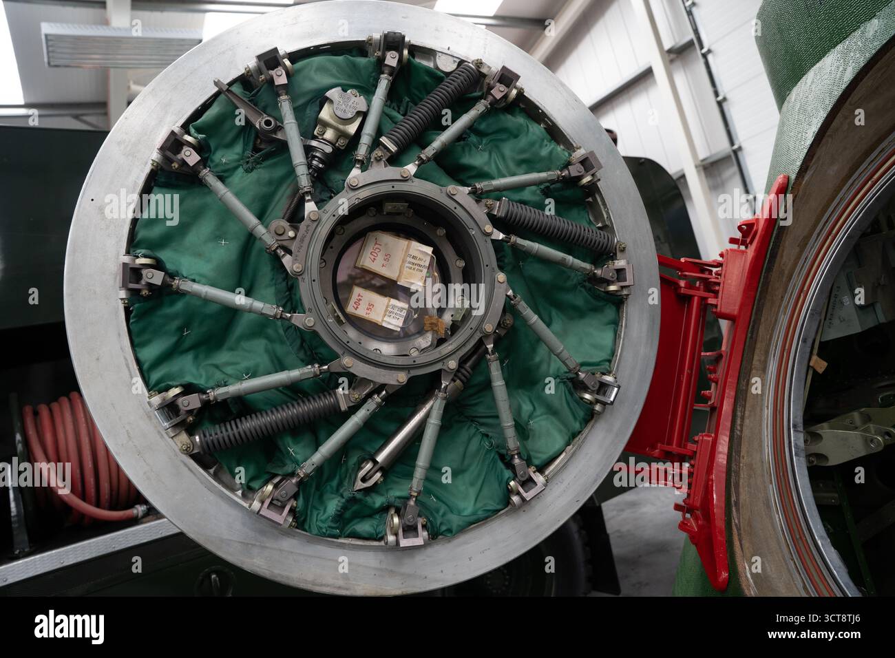 Grande strumento scientifico circolare con componenti radiali e finestra di visualizzazione centrale Foto Stock