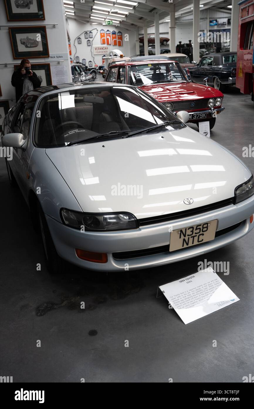 Auto sportiva Toyota classica in mostra nel museo dell'automobile con veicoli d'epoca Foto Stock