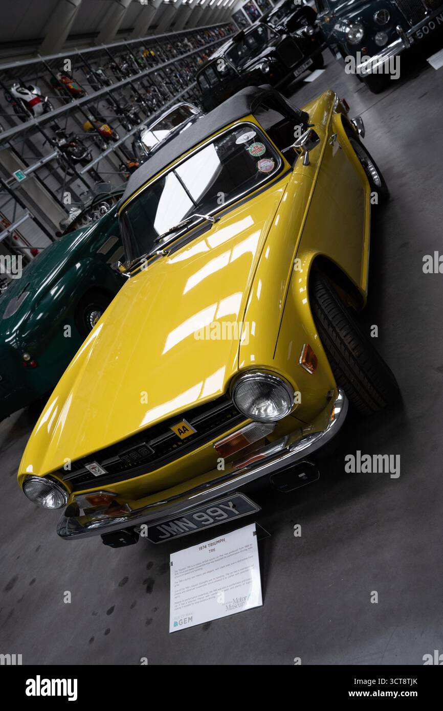 Classica auto sportiva gialla esposta nel museo dell'automobile con veicoli d'epoca Foto Stock