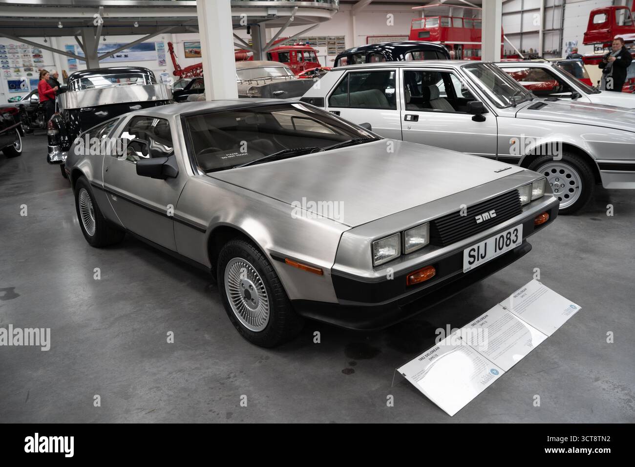 Auto sportiva DeLorean DMC-12 esposta nel museo dell'automobile con porte ad ali di gabbiano Foto Stock