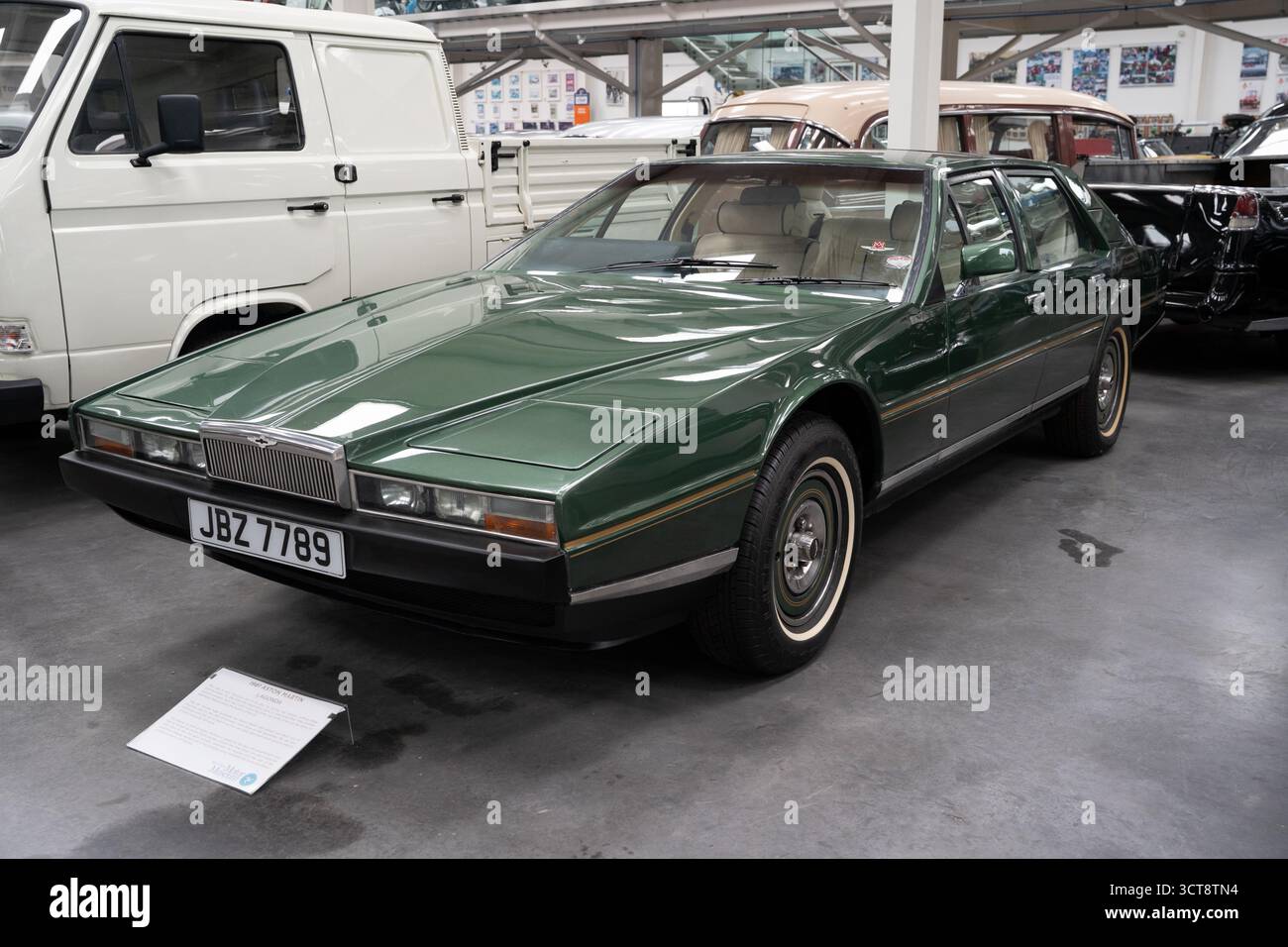 Classico salone verde di lusso Aston Martin Lagonda in esposizione al museo dell'automobile Foto Stock