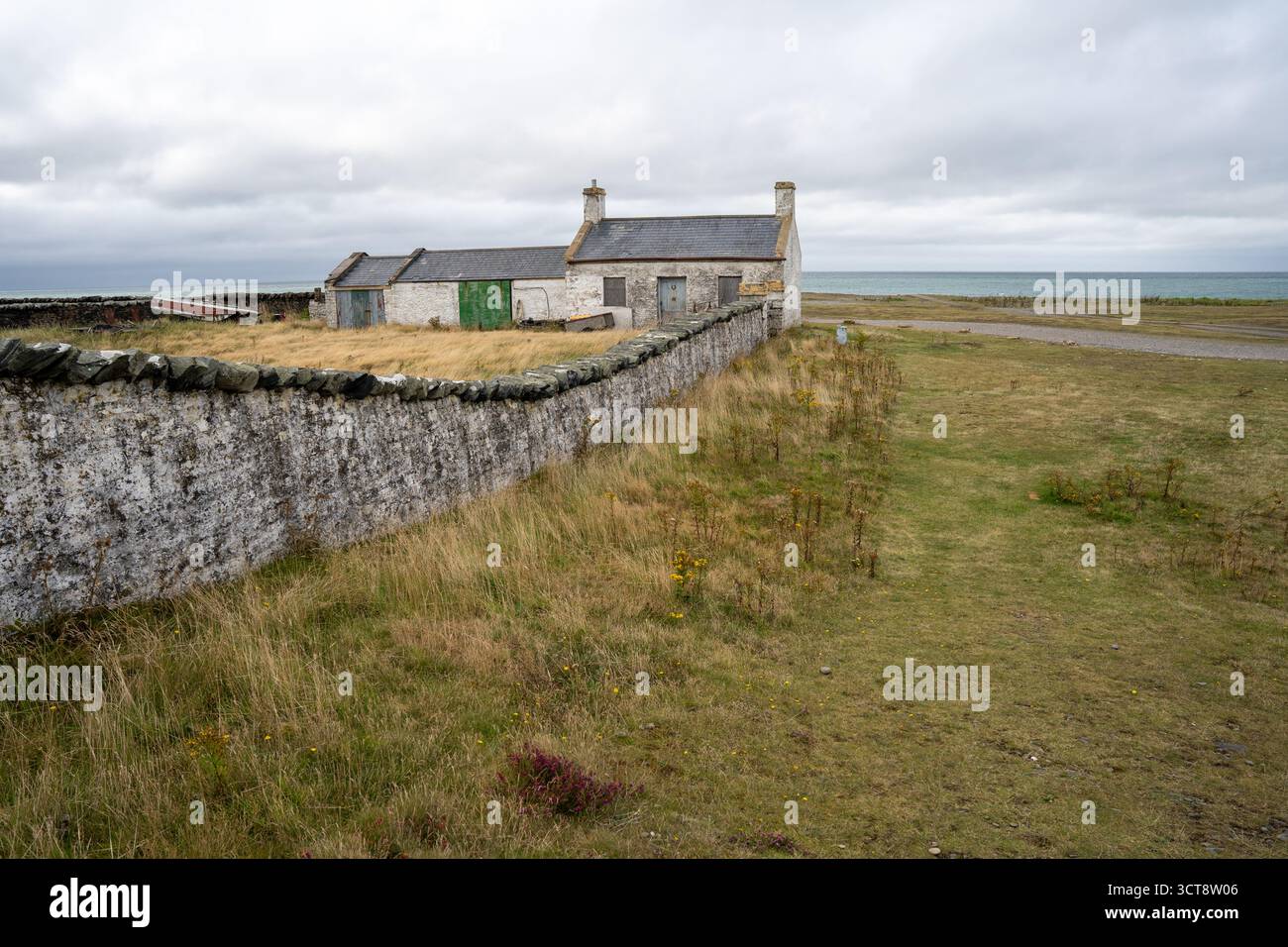 Remota fattoria costiera con muri in pietra nella campagna dell'Isola di Man Foto Stock