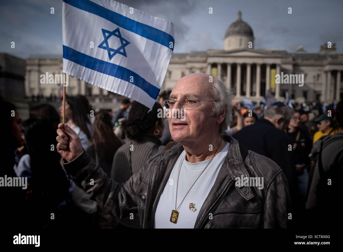 Londra, Regno Unito. 5 ottobre 2025. Gli ebrei britannici, i membri e i sostenitori della comunità israeliana a Londra tengono una veglia a Trafalgar Square per celebrare il secondo anniversario degli attentati del 7 ottobre e piangono le vittime dell’attentato terroristico della sinagoga di Manchester di giovedì. Organizzato dal Consiglio dei deputati e dal Consiglio della leadership ebraica (JLC), il memoriale ha visto i membri della comunità e gli alleati riunirsi nella piazza, riempiendola fino ai gradini della Galleria Nazionale. Crediti: Guy Corbishley/Alamy Live News Foto Stock