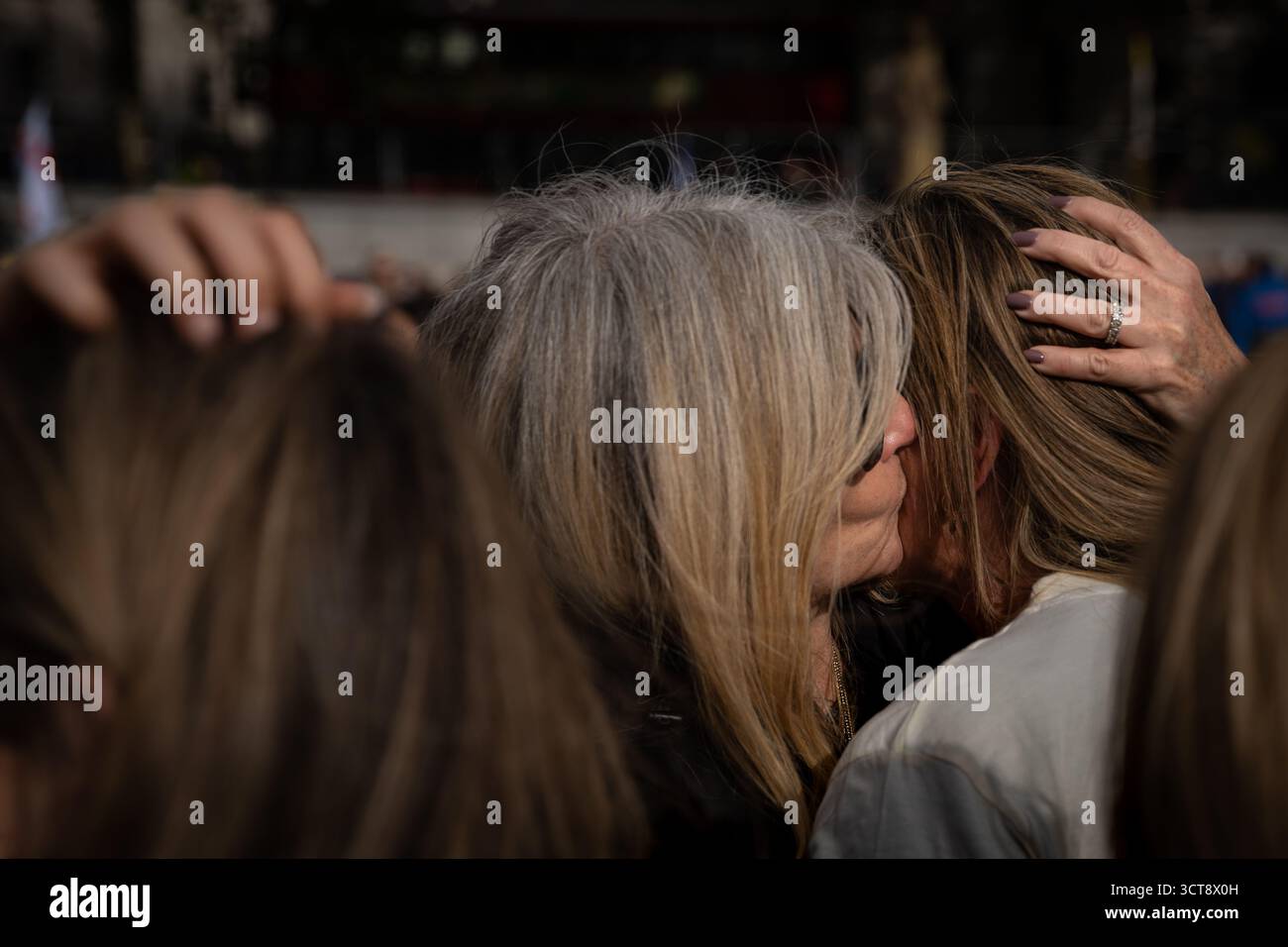 Londra, Regno Unito. 5 ottobre 2025. Gli ebrei britannici, i membri e i sostenitori della comunità israeliana a Londra tengono una veglia a Trafalgar Square per celebrare il secondo anniversario degli attentati del 7 ottobre e piangono le vittime dell’attentato terroristico della sinagoga di Manchester di giovedì. Organizzato dal Consiglio dei deputati e dal Consiglio della leadership ebraica (JLC), il memoriale ha visto i membri della comunità e gli alleati riunirsi nella piazza, riempiendola fino ai gradini della Galleria Nazionale. Crediti: Guy Corbishley/Alamy Live News Foto Stock