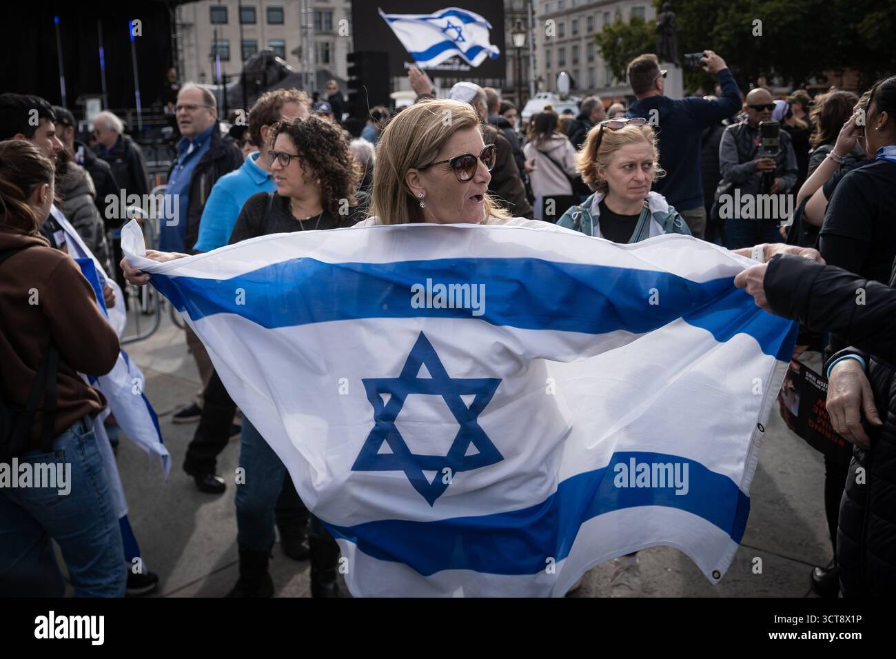 Londra, Regno Unito. 5 ottobre 2025. Gli ebrei britannici, i membri e i sostenitori della comunità israeliana a Londra tengono una veglia a Trafalgar Square per celebrare il secondo anniversario degli attentati del 7 ottobre e piangono le vittime dell’attentato terroristico della sinagoga di Manchester di giovedì. Organizzato dal Consiglio dei deputati e dal Consiglio della leadership ebraica (JLC), il memoriale ha visto i membri della comunità e gli alleati riunirsi nella piazza, riempiendola fino ai gradini della Galleria Nazionale. Crediti: Guy Corbishley/Alamy Live News Foto Stock