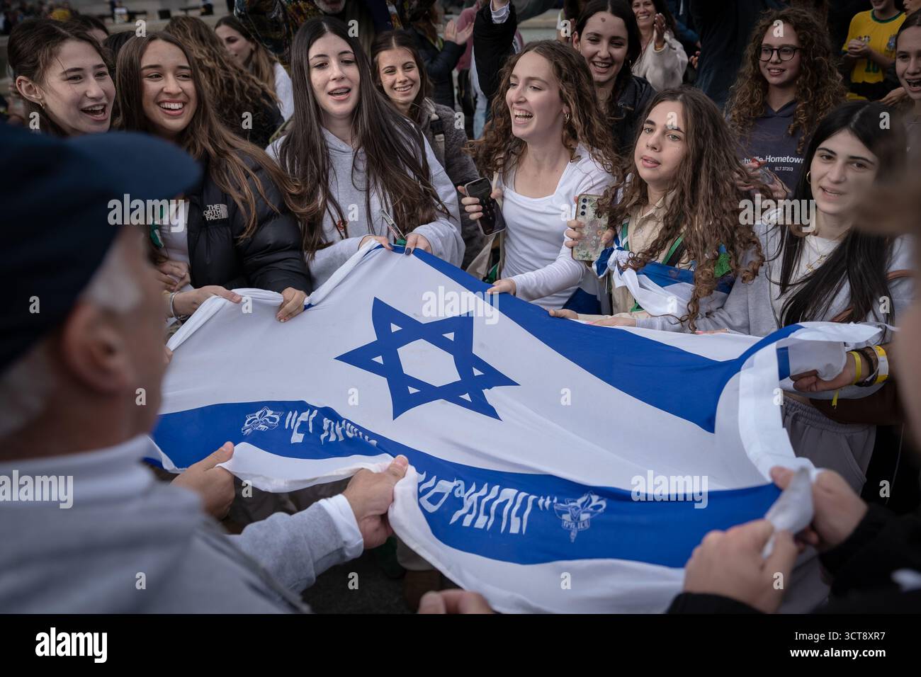 Londra, Regno Unito. 5 ottobre 2025. Cantare e ballare sulla popolare canzone israeliana «Am Yisrael Chai». Gli ebrei britannici, i membri e i sostenitori della comunità israeliana a Londra tengono una veglia a Trafalgar Square per celebrare il secondo anniversario degli attentati del 7 ottobre e piangono le vittime dell’attentato terroristico della sinagoga di Manchester di giovedì. Organizzato dal Consiglio dei deputati e dal Consiglio della leadership ebraica (JLC), il memoriale ha visto i membri della comunità e gli alleati riunirsi nella piazza, riempiendola fino ai gradini della Galleria Nazionale. Crediti: Guy Corbishley/Alamy Live News Foto Stock