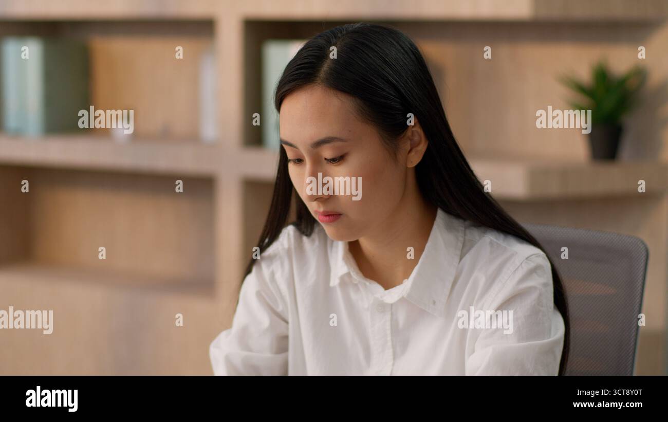 Concentrata donna d'affari asiatica coreana donna d'affari professionale leader capo giapponese donna d'affari cinese lavoratrice d'ufficio che lavora online Foto Stock