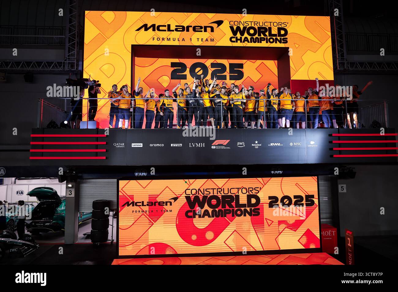 McLaren F1 Team Constructor World Champions Celebration durante il Gran Premio di Formula 1 di Singapore 2025, 18° round del Campionato del mondo FIA di Formula 1 2025 dal 3 al 5 ottobre 2025 sul circuito di Marina Bay Street, a Singapore Foto Stock