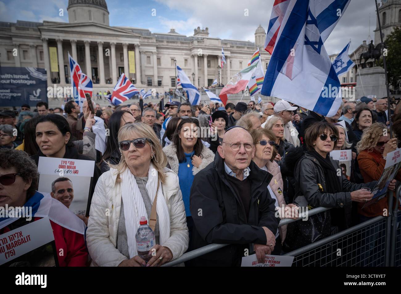 Londra, Regno Unito. 5 ottobre 2025. Gli ebrei britannici, i membri e i sostenitori della comunità israeliana a Londra tengono una veglia a Trafalgar Square per celebrare il secondo anniversario degli attentati del 7 ottobre e piangono le vittime dell’attentato terroristico della sinagoga di Manchester di giovedì. Organizzato dal Consiglio dei deputati e dal Consiglio della leadership ebraica (JLC), il memoriale ha visto i membri della comunità e gli alleati riunirsi nella piazza, riempiendola fino ai gradini della Galleria Nazionale. Crediti: Guy Corbishley/Alamy Live News Foto Stock