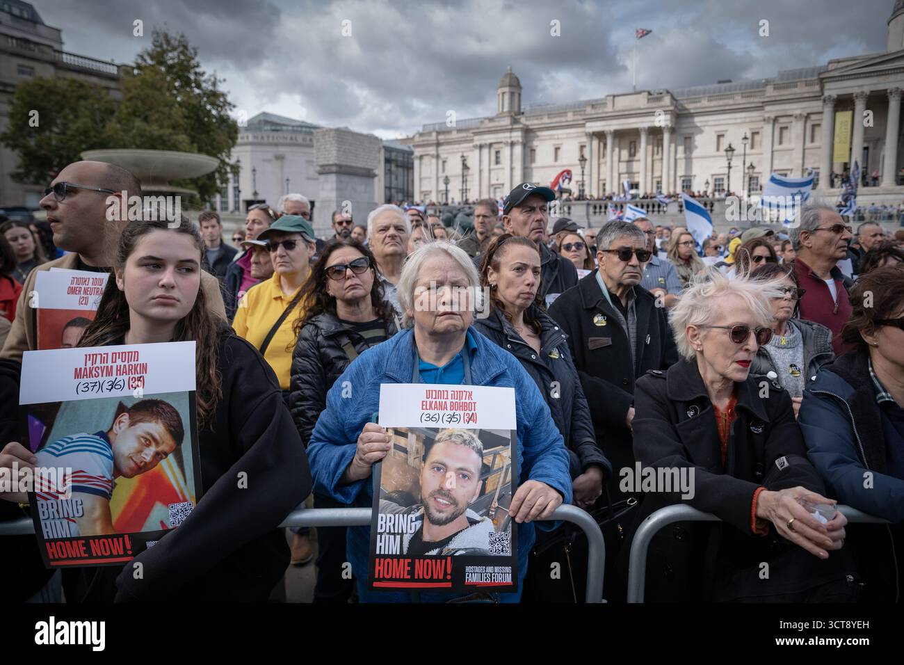 Londra, Regno Unito. 5 ottobre 2025. Gli ebrei britannici, i membri e i sostenitori della comunità israeliana a Londra tengono una veglia a Trafalgar Square per celebrare il secondo anniversario degli attentati del 7 ottobre e piangono le vittime dell’attentato terroristico della sinagoga di Manchester di giovedì. Organizzato dal Consiglio dei deputati e dal Consiglio della leadership ebraica (JLC), il memoriale ha visto i membri della comunità e gli alleati riunirsi nella piazza, riempiendola fino ai gradini della Galleria Nazionale. Crediti: Guy Corbishley/Alamy Live News Foto Stock