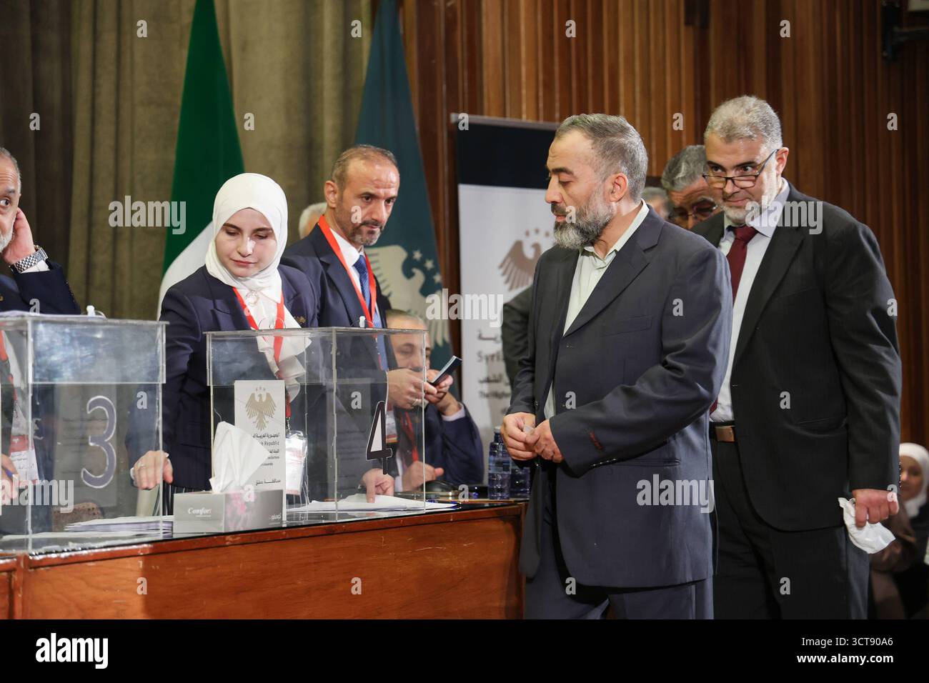 La Siria tiene le prime elezioni parlamentari da quando gli Assad cadono i membri delle commissioni elettorali contano i voti durante le prime elezioni parlamentari siriane dalla caduta del governo di Bashar al-Assads, ad Aleppo, il 5 ottobre 2025. Damasco Siria Copyright: XMohammadxBashirxAldaherx Foto Stock