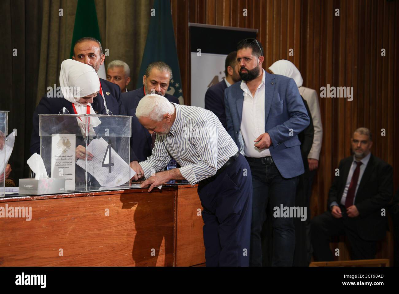 La Siria tiene le prime elezioni parlamentari da quando gli Assad cadono i membri delle commissioni elettorali contano i voti durante le prime elezioni parlamentari siriane dalla caduta del governo di Bashar al-Assads, ad Aleppo, il 5 ottobre 2025. Damasco Siria Copyright: XMohammadxBashirxAldaherx Foto Stock