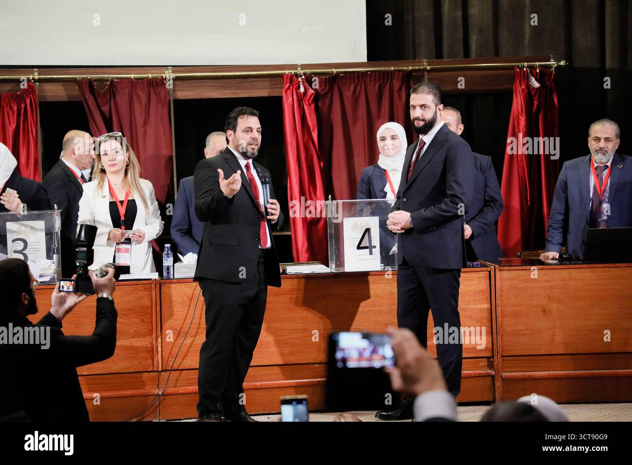 La Siria tiene le prime elezioni parlamentari da Assads Fall Damasco, Siria, 5 ottobre 2025: Il presidente siriano Ahmed al-Sharaa incontra un elettore con disabilità in un seggio elettorale durante le prime elezioni parlamentari siriane dalla caduta del regime di Assad. Damasco Siria Copyright: XMohammadxBashirxAldaherx Foto Stock