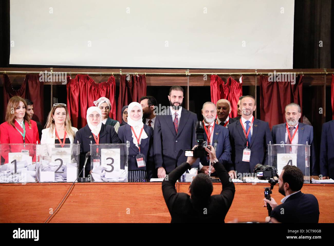 La Siria tiene le prime elezioni parlamentari da Assads Fall Damasco, Siria 5 ottobre 2025: Il presidente Ahmed al-Sharaa parla agli elettori in un seggio elettorale all'interno della Biblioteca Nazionale durante le prime elezioni parlamentari siriane dalla caduta del regime di Assad. Le elezioni si svolgono in 50 distretti in 11 province, escluse Suwayda, Raqqa e al-Hasakah, con 1.574 candidati in competizione per i seggi all'Assemblea popolare. Damasco Siria Copyright: XMohammadxBashirxAldaherx Foto Stock