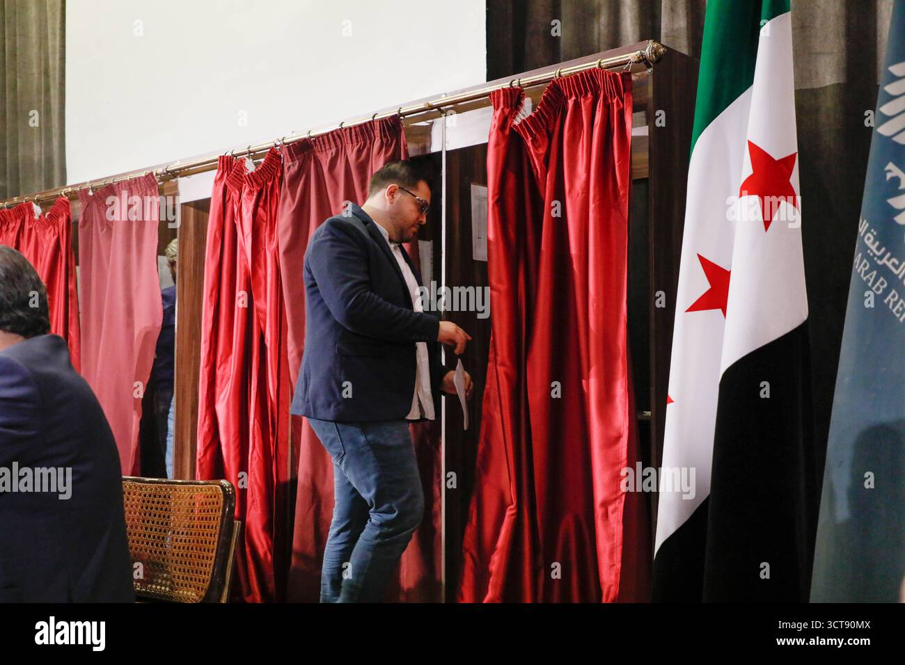 La Siria tiene le prime elezioni parlamentari da quando gli Assad cadono i membri delle commissioni elettorali contano i voti durante le prime elezioni parlamentari siriane dalla caduta del governo di Bashar al-Assads, ad Aleppo, il 5 ottobre 2025. Damasco Siria Copyright: XMohammadxBashirxAldaherx Foto Stock