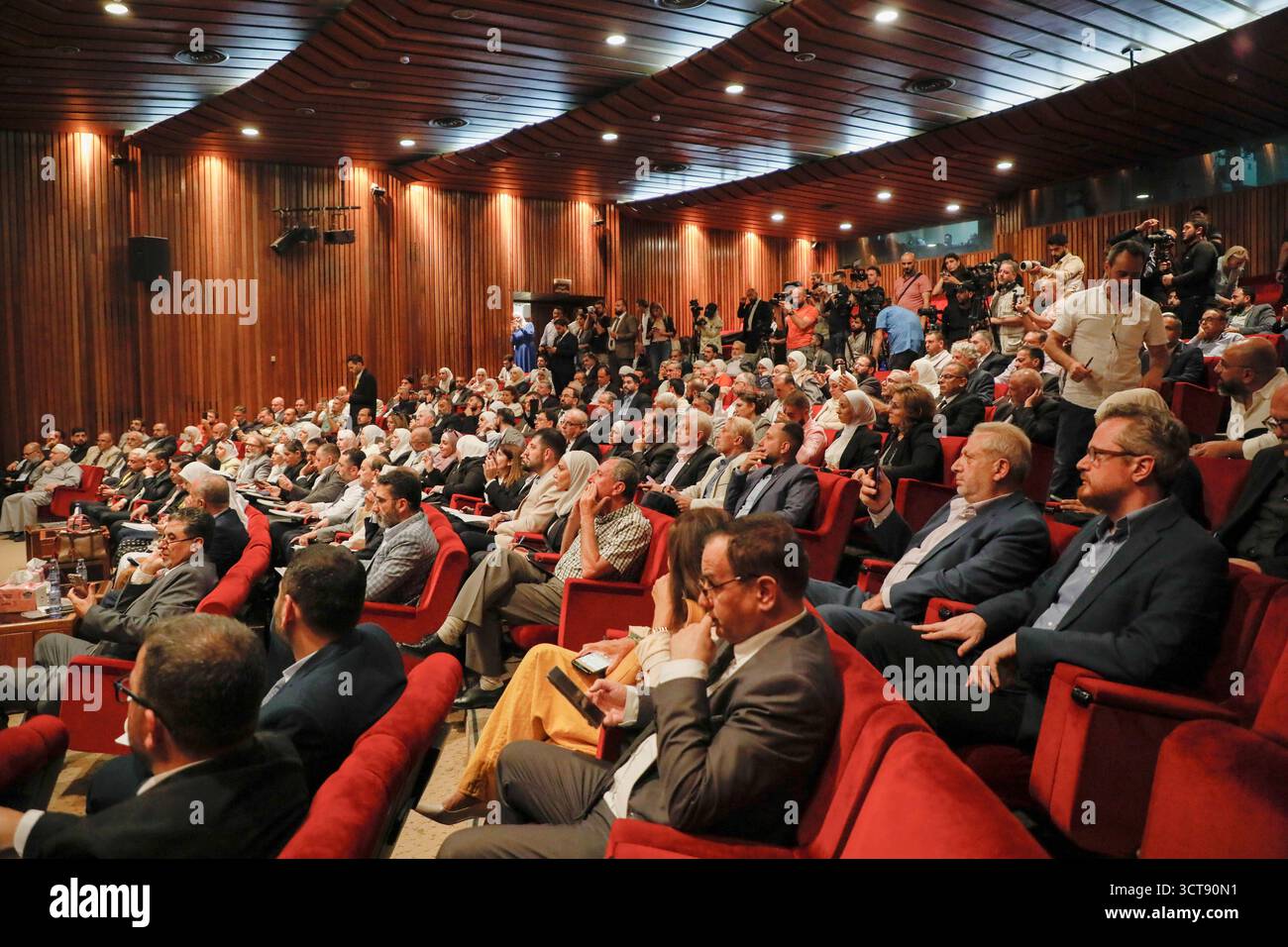 La Siria tiene le prime elezioni parlamentari da quando gli Assad cadono i membri delle commissioni elettorali contano i voti durante le prime elezioni parlamentari siriane dalla caduta del governo di Bashar al-Assads, ad Aleppo, il 5 ottobre 2025. Damasco Siria Copyright: XMohammadxBashirxAldaherx Foto Stock