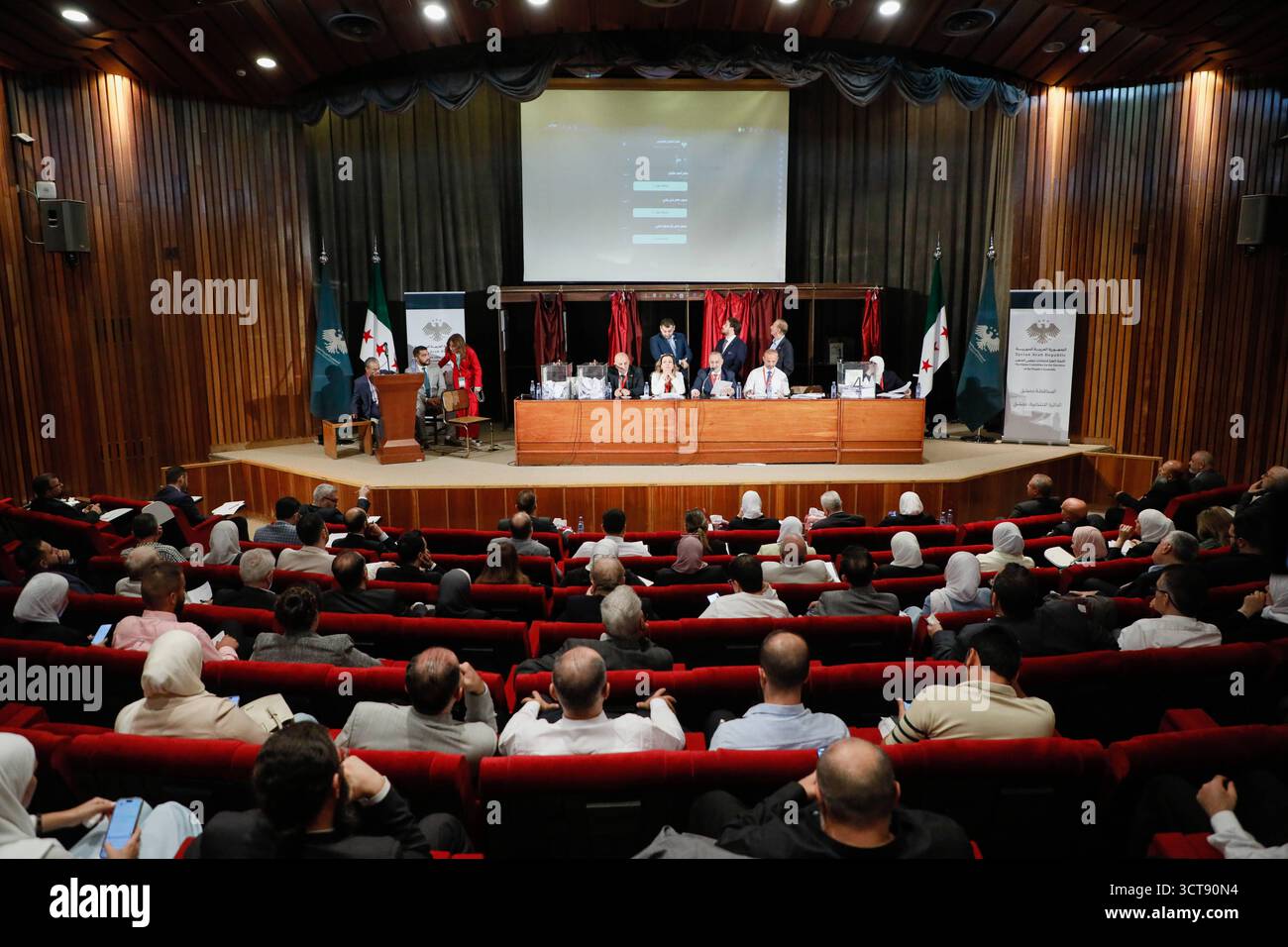 La Siria tiene le prime elezioni parlamentari da quando gli Assad cadono i membri delle commissioni elettorali contano i voti durante le prime elezioni parlamentari siriane dalla caduta del governo di Bashar al-Assads, ad Aleppo, il 5 ottobre 2025. Damasco Siria Copyright: XMohammadxBashirxAldaherx Foto Stock