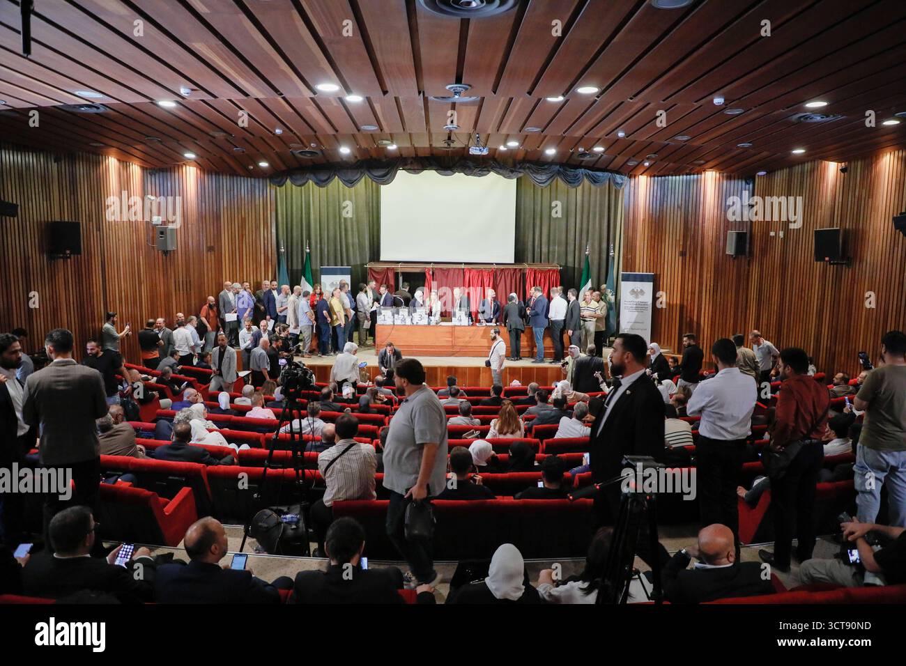 La Siria tiene le prime elezioni parlamentari da quando gli Assad cadono i membri delle commissioni elettorali contano i voti durante le prime elezioni parlamentari siriane dalla caduta del governo di Bashar al-Assads, ad Aleppo, il 5 ottobre 2025. Damasco Siria Copyright: XMohammadxBashirxAldaherx Foto Stock